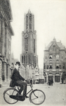 501328 Afbeelding van een man op een Burgers E.N.R. fiets op de Stadhuisbrug te Utrecht; op de achtergrond de Domtoren.